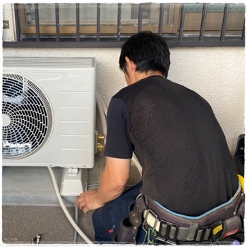 エアコン工事の作業風景